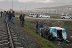 YÜK TRENİ KAMYONETE ÇARPTI: 1 YARALI