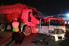 Servis Minibüsü ile kamyon çarpıştı: 17 yaralı