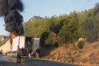 Antalya karayolunda bakliyat yüklü kamyon yandı