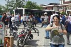 BELEDİYE OTOBÜSÜ BAYRAMYERİ’NDE KALABALIĞIN ARASINA DALDI