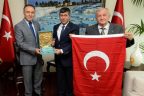 Vali’ye bayrak ve Kuran-ı Kerim hediye etti