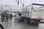 Hal Kavşağı’nda otomobil kamyonun altına girdi